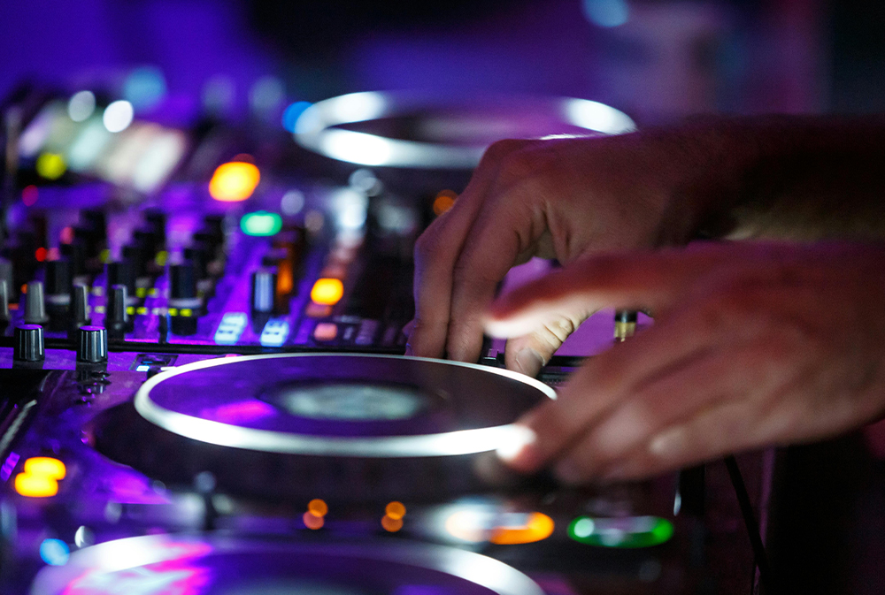 Contatto Sonoro - Un'Idea originale per il tuo Ricevimento? Dj SET