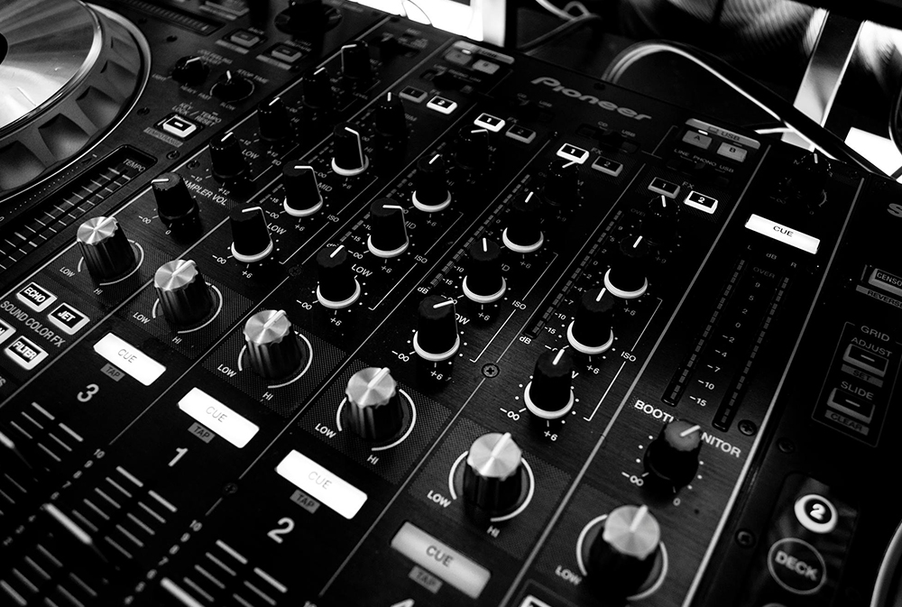 Contatto Sonoro - Un'Idea originale per il tuo Ricevimento? Dj SET